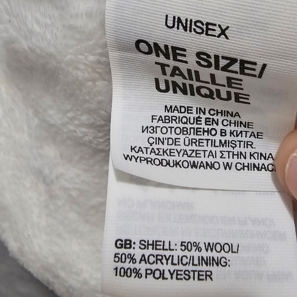 **SOLD** The North Face Cream Cable Knit Insulated Winter Hat - Picture 6 of 7